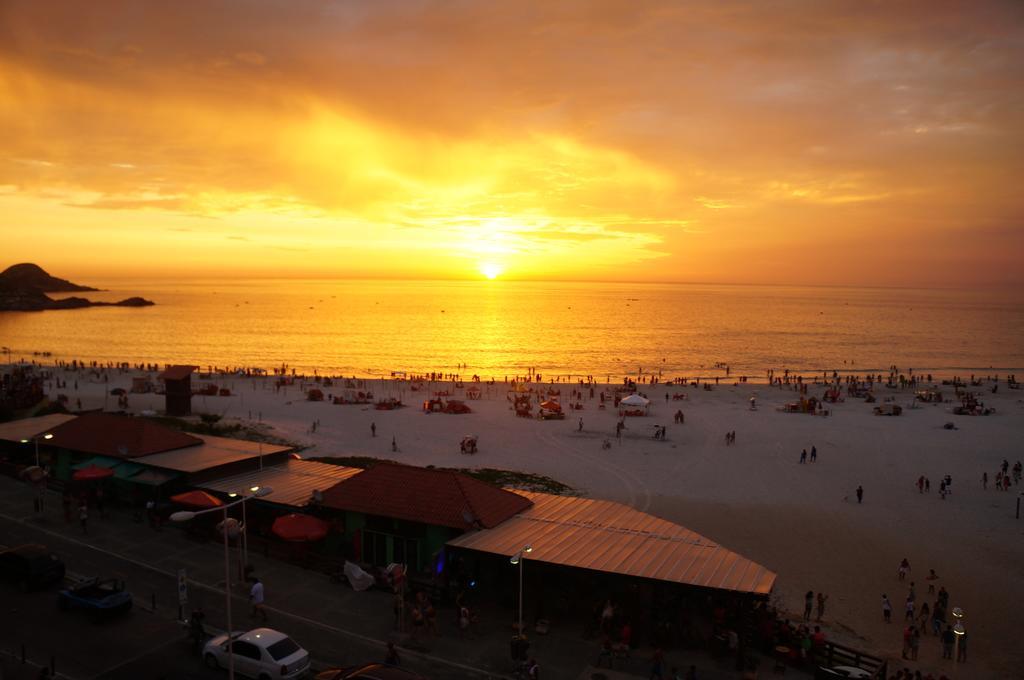 Pôr do sol na Praia Grande em Arraial do Cabo: o espetáculo mais bonito da cidade