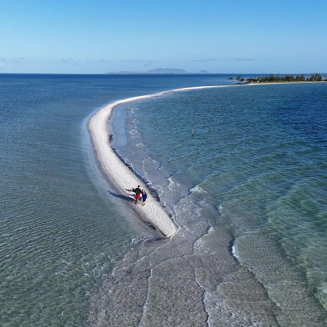 Arubinha: onde a lagoa vira caminho em Arraial do Cabo